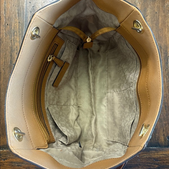 Michael Kors Jet set chain tote luggage - Picture 4 of 4